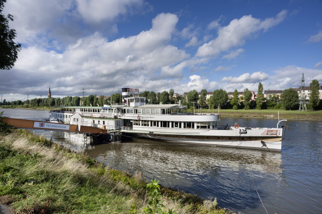 Das Museumsschiff am Neckarufer