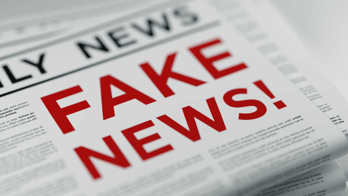 Zeitungsseite mit der Schlagzeile "Fake News"